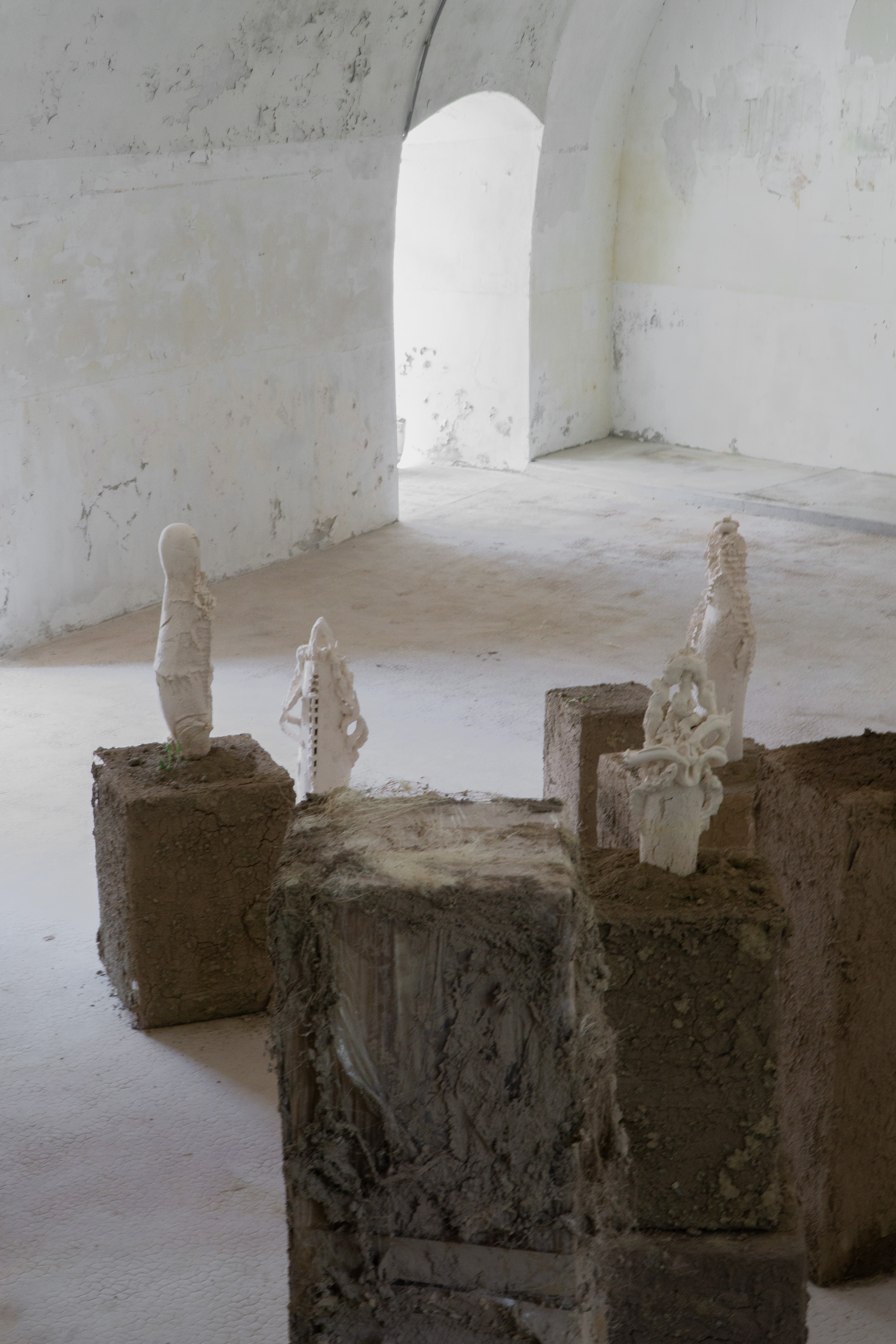 Le Jardin clos, 2023. céramique grès blanc, socle en carton, chanvre et terre végétale, dimensions variables. Photo © Margot Anquez Bariseau